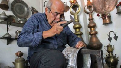 72 yaşındaki Zanaatkar Murat Yanar, 50 yıldır bakır işlemeciliği yapıyor.