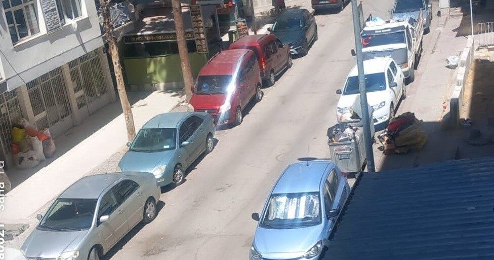 Yenimahalle, Özevler Mahallesi'nde iki gündür çöplerin toplanmaması mahalle sakinlerini rahatsız
