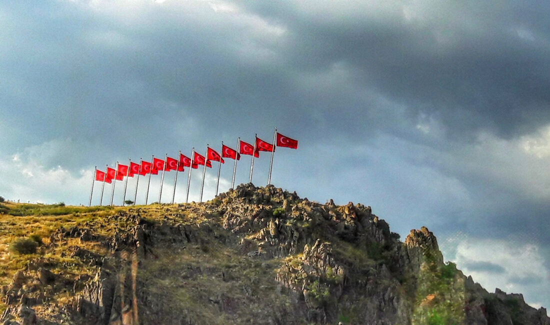 Yozgat Bayraklı Tepe, şehre girişte dalgalanan 14 Türk bayrağıyla hem