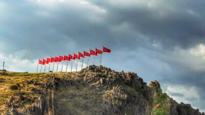 Yozgat Bayraklı Tepe, şehre girişte dalgalanan 14 Türk bayrağıyla hem