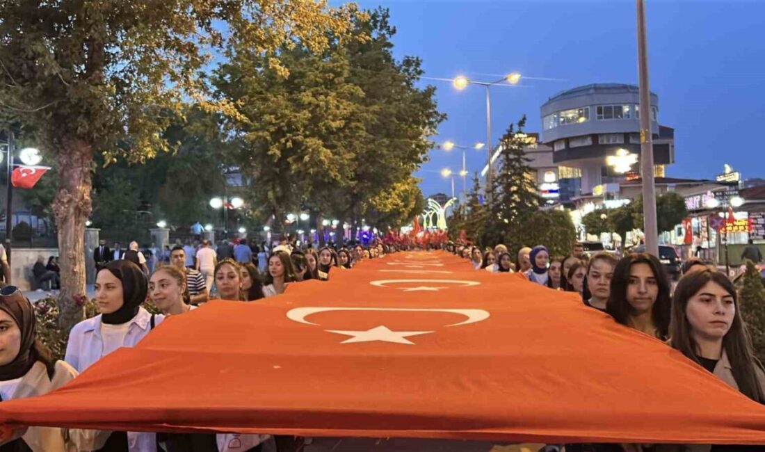 Yozgat'ta 15 Temmuz'da düzenlenen yürüyüşe protokol ve vatandaşlar Türk bayraklarıyla