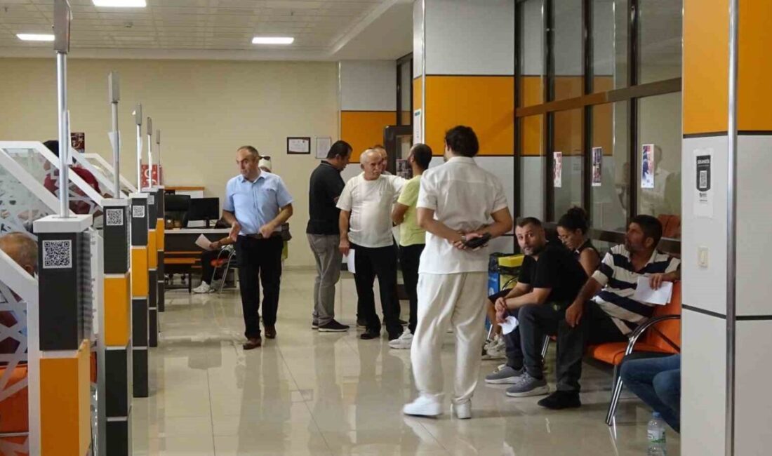 Sürücü belgesi yenileme süresi son gününde nüfus müdürlüklerinde yoğunluk yaşandı.