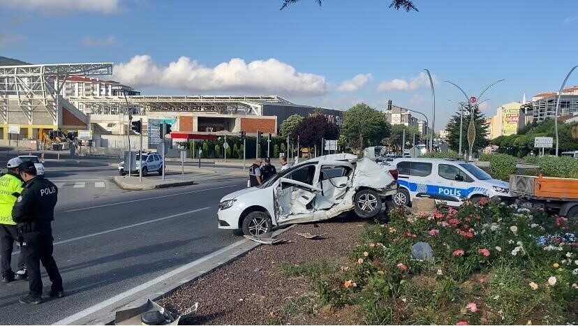 Yozgat'ta minibüs ile otomobil çarpıştı, kazada 1 kişi hayatını kaybetti.