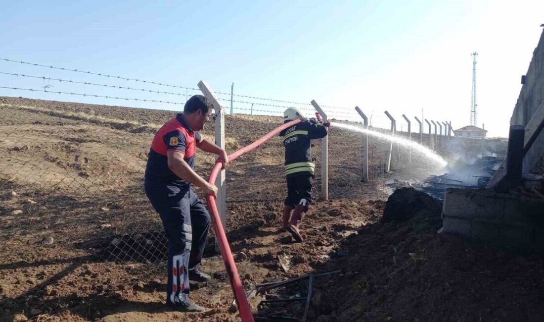 Yozgat'ın Esenli köyünde çıkan mandıra yangınında inşaat malzemeleri kullanılamaz hale