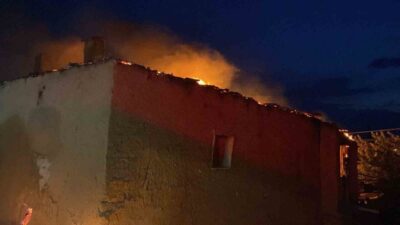 Yozgat'ın Sağlık Köyü'nde elektrik kontağından çıkan yangın sonucu ev kullanılamaz