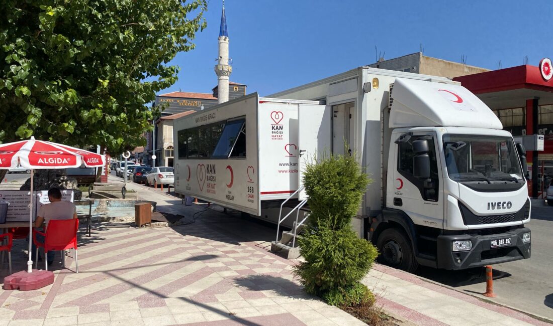 Yozgat Merkezden gelen Kızılay ekibi, Yerköy Belediyesi Atatürk Büstü önünde