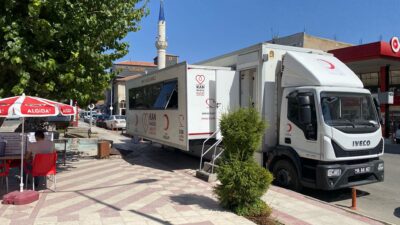 Yozgat Merkezden gelen Kızılay ekibi, Yerköy Belediyesi Atatürk Büstü önünde