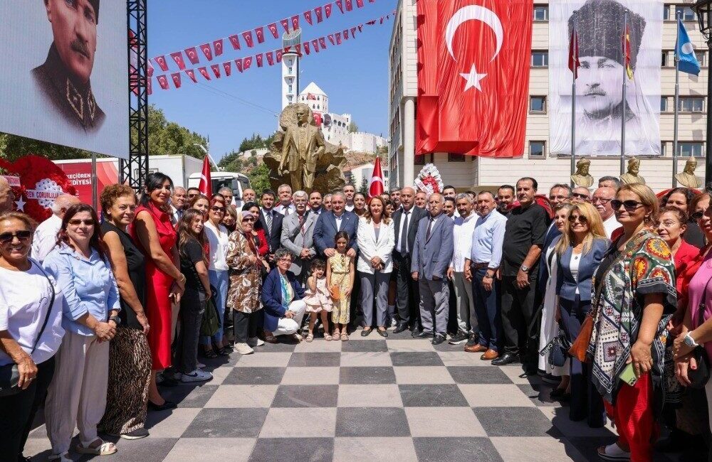 Keçiören'de 30 Ağustos Zafer Bayramı çelenk sunumu ile kutlandı. Keçiören