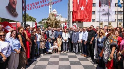 Keçiören'de 30 Ağustos Zafer Bayramı çelenk sunumu ile kutlandı. Keçiören