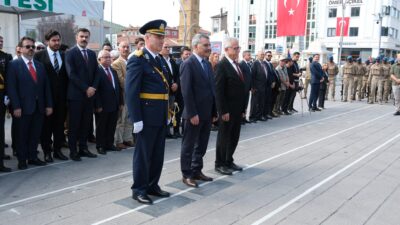 Yozgat’ta 30 Ağustos Zafer Bayramı, düzenlenen resmi törenlerle kutlandı. Kutlama