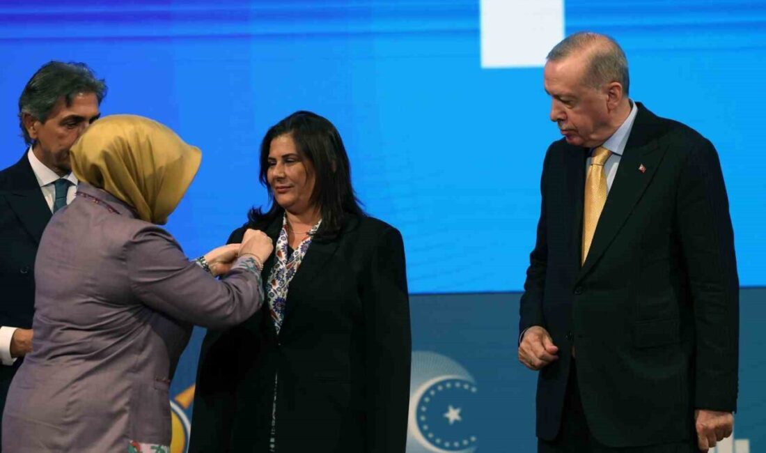 Cumhurbaşkanı Recep Tayyip Erdoğan, AK Parti'ye geçen 9 belediye başkanına