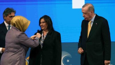 Cumhurbaşkanı Recep Tayyip Erdoğan, AK Parti'ye geçen 9 belediye başkanına