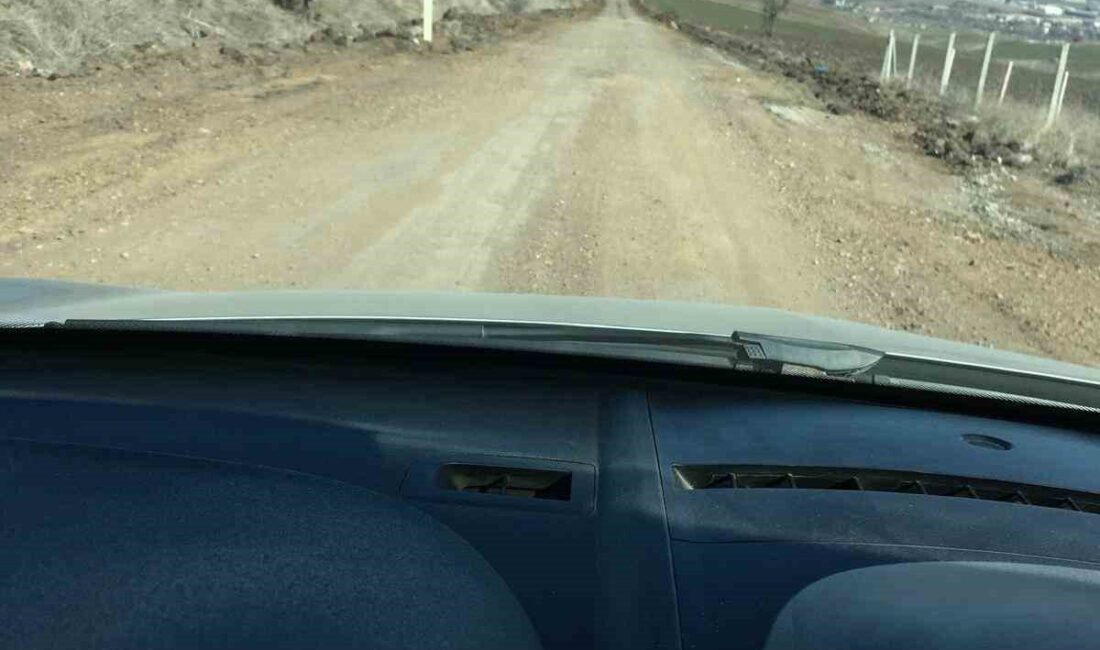 Ankara'da Pursaklar ilçesinde ABB tarafından kazılan ve hala tamamlanmayan yol,