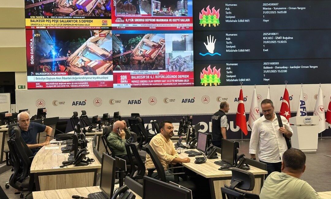 AFAD, Balıkesir'in Sındırgı ilçesindeki 6.1 büyüklüğündeki deprem sonrasında Türkiye Afet