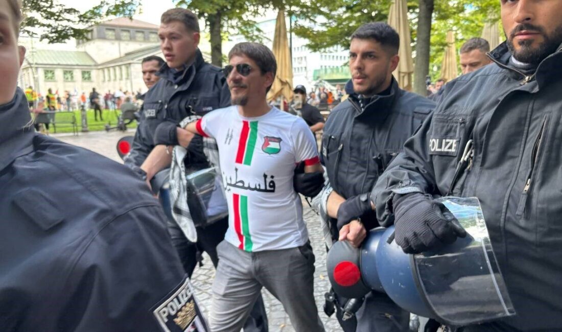 Berlin'de "Filistin ile dayanışma" gösterilerine katılanlar, İsrail'e karşı sloganlar atarken,