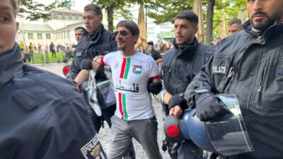 Berlin'de "Filistin ile dayanışma" gösterilerine katılanlar, İsrail'e karşı sloganlar atarken,