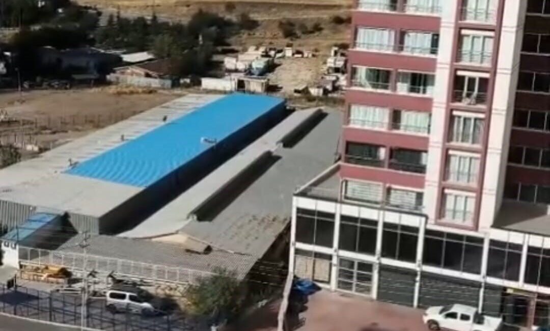 Ankara'nın Yenimahalle ilçesindeki Hurdacılar Sanayi Sitesi'nde çıkan yangın, itfaiye ve