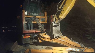 Ankara'nın Nallıhan ilçesinde meydana gelen kazada iş makinesi taşıyan kamyon