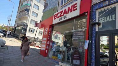 Ankara'nın Elmadağ ilçesinde kontrolden çıkan bir otomobil, eczaneye çarparak durabildi.