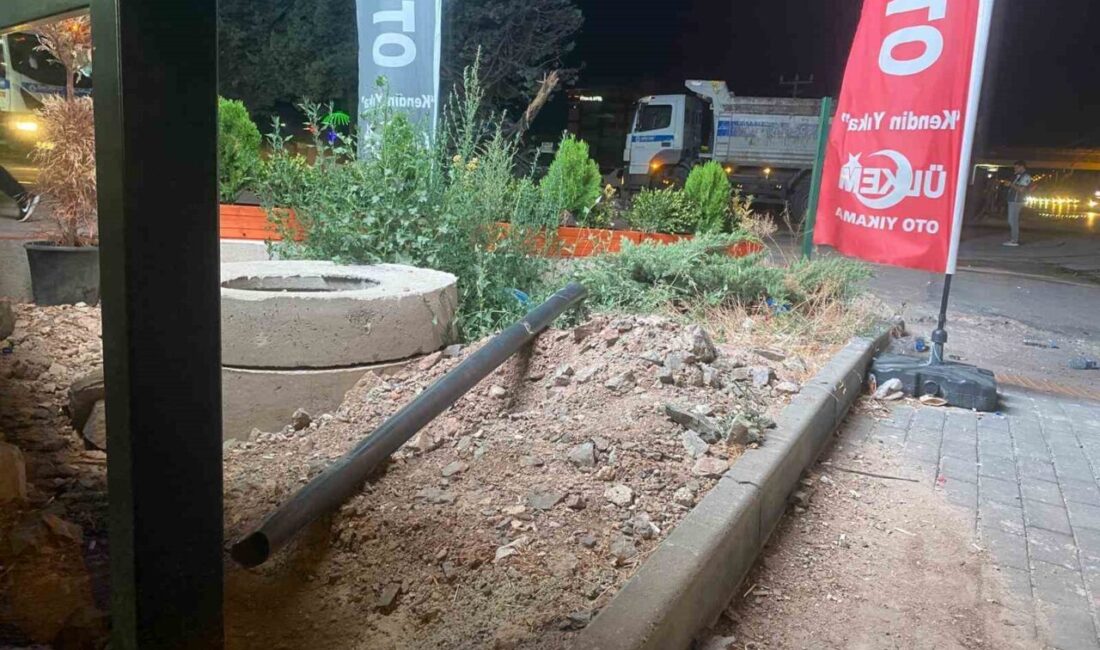 Ankara Sincan'da yaşanan kazada kontrolü kaybolan otomobil oto yıkamaya çarptı.