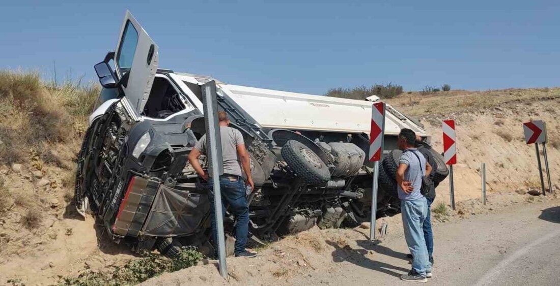 Ankara Beypazarı'nda tanker devrildi, sürücü hafif yaralandı. Muhtar Osman Yurdakul,