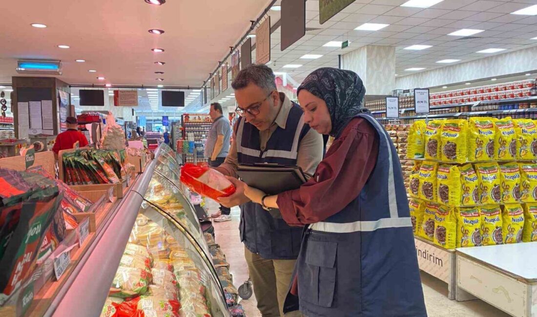 Ankara'da Ticaret Bakanlığı ekipleri tarafından yapılan denetimde, marketteki temel gıda
