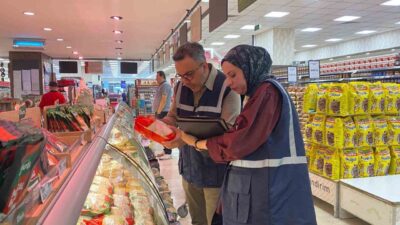 Ankara'da Ticaret Bakanlığı ekipleri tarafından yapılan denetimde, marketteki temel gıda