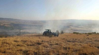 Ankara'nın Ayaş ilçesindeki otluk alanda çıkan yangın, itfaiye ve jandarma