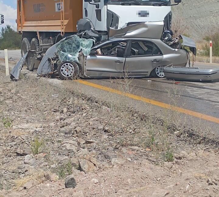 Ankara'da meydana gelen trafik kazasında hafriyat kamyonu ile otomobil çarpıştı.