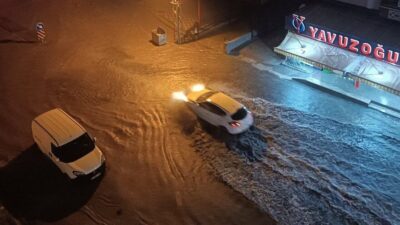 Ankara'nın ilçelerinde akşam saatlerinde meydana gelen sağanak yağışlar sele dönüştü.