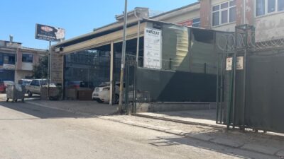 Ankara'da İvedik Organize Sanayi Bölgesi'nde komşular arasında köpek kavgası çıktı.