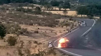 Ankara'nın Güdül ilçesinde seyir halindeki bir otomobilde çıkan yangın rüzgarın