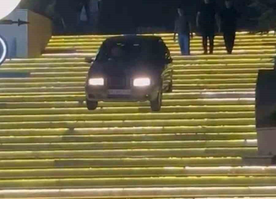 Yenimahalle ilçesindeki Podium alışveriş merkezinde bir sürücü, otomobiliyle merdivenlerden inmeye