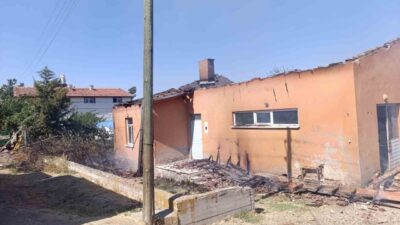 Ankara'da Hisarköy Mahallesi'nde bulunan süt toplama deposunda çıkan yangın, itfaiye