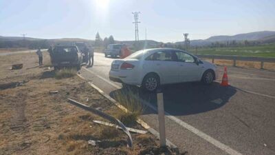 Ankara'da Dutlu Kaplıca kavşağında otomobil ve kamyonet çarpıştı, 5 kişi