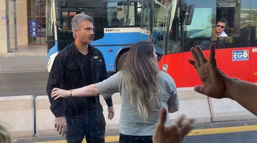 Ankara'da trafikte çıkan tartışmada otomobil sürücüsü otobüs şoförüne saldırdı. Yolcular