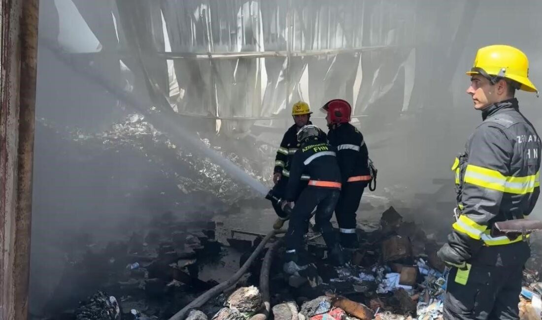 Bakü'deki Sederek Alışveriş Merkezi'nin deposunda çıkan yangında 4 kişi dumandan