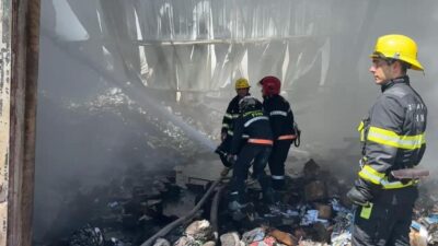 Bakü'deki Sederek Alışveriş Merkezi'nin deposunda çıkan yangında 4 kişi dumandan