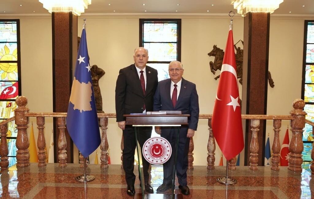 Kosova Bölgesel Kalkınma Bakanı Fikrim Damka, Milli Savunma Bakanı Yaşar
