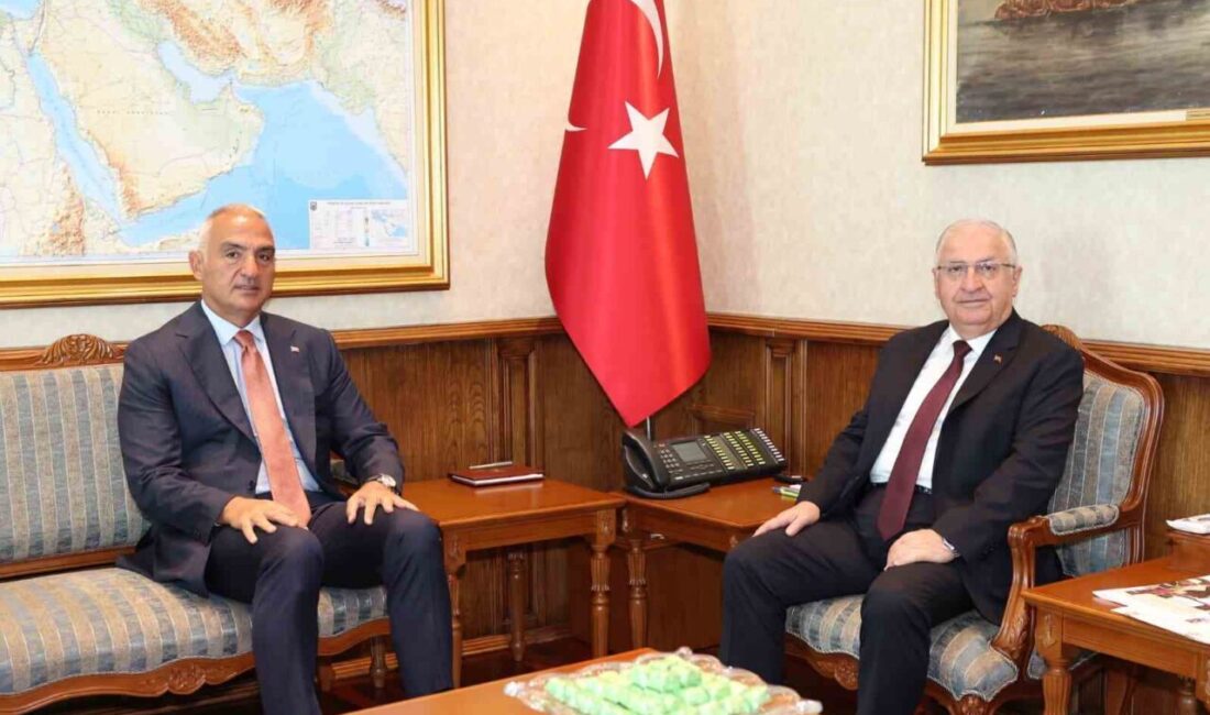 Milli Savunma Bakanı Yaşar Güler ve Kültür Turizm Bakanı Mehmet