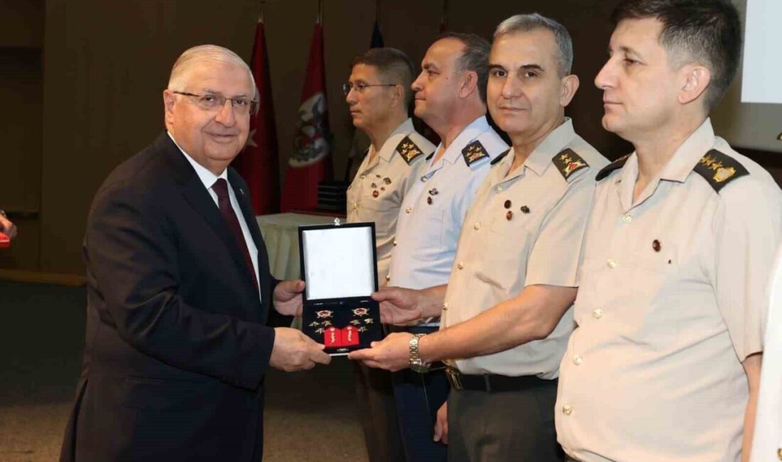 Milli Savunma Bakanı Yaşar Güler, terfi eden personelin yeni rütbelerini