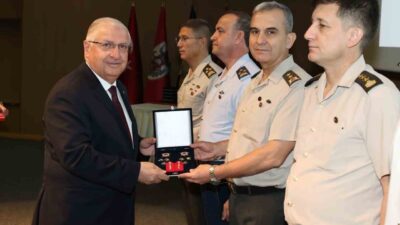 Milli Savunma Bakanı Yaşar Güler, terfi eden personelin yeni rütbelerini