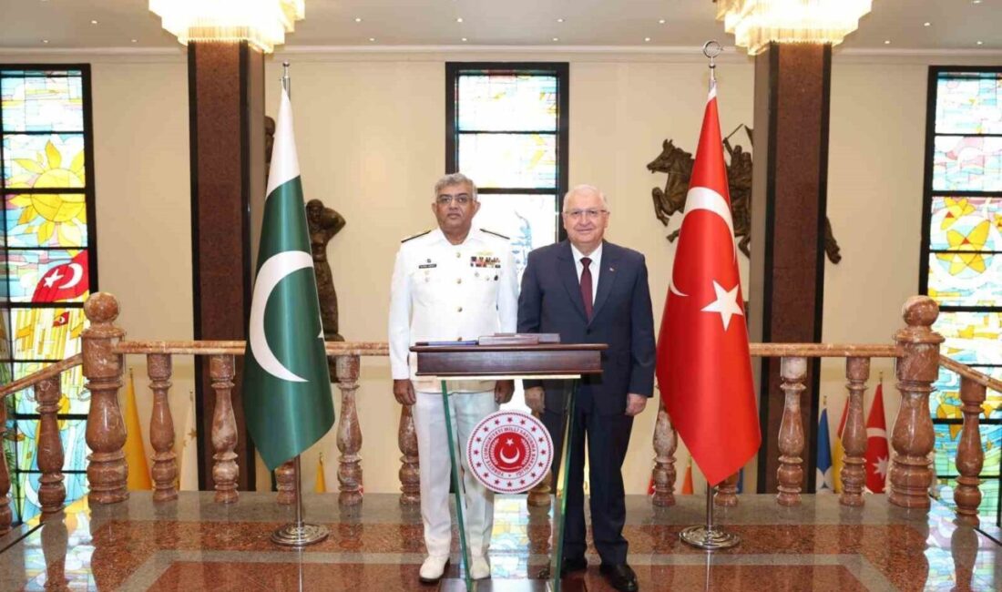 Milli Savunma Bakanı Yaşar Güler, Pakistan Deniz Kuvvetleri Komutanı Oramiral