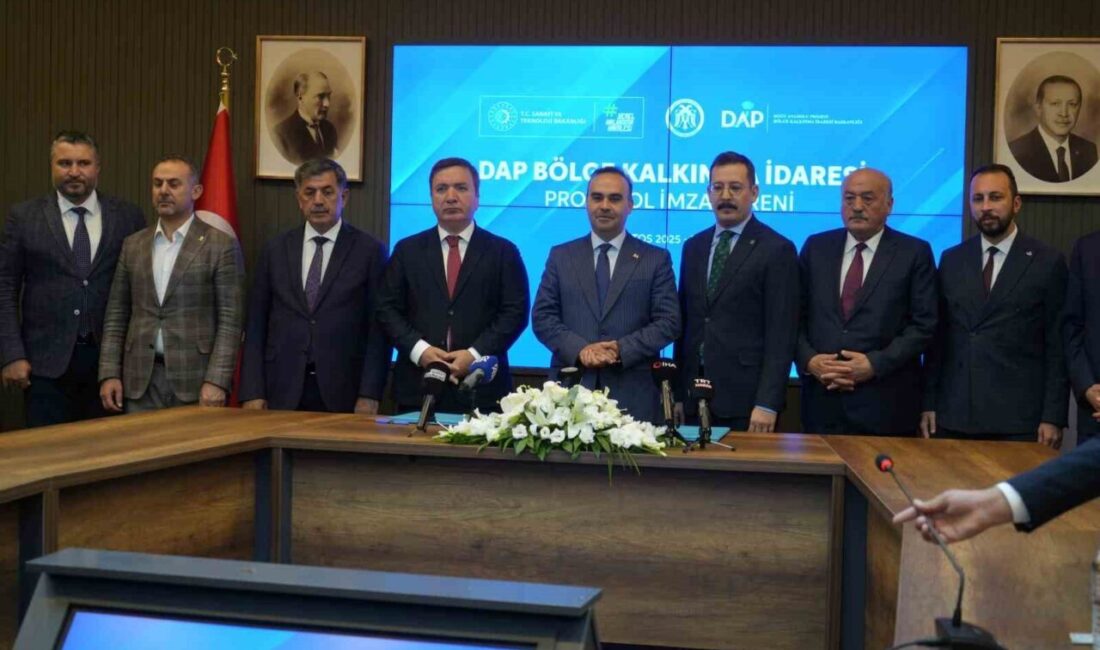 Sanayi ve Teknoloji Bakanı Mehmet Fatih Kacır, Erzincan Valiliği'nde çeşitli