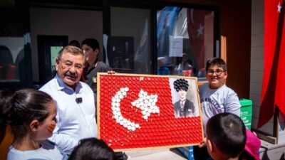 Gölbaşı Belediye Başkanı Yakup Odabaşı, çocuklarla gerçekleştirdiği 'Dönüştür, Hediye Kazan'