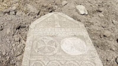 Çorum'un Alaca ilçesinde altyapı çalışması sırasında haç motifleri ve yazılarla