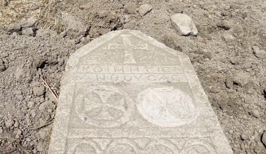 Çorum'un Alaca ilçesinde altyapı çalışması sırasında haç motifleri ve yazılarla