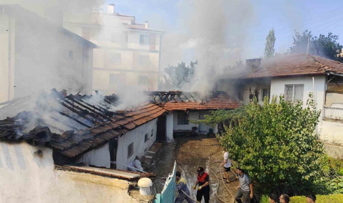 Çorum Sungurlu'da çıkan ev yangınında itfaiye yangını kontrol altına aldı,
