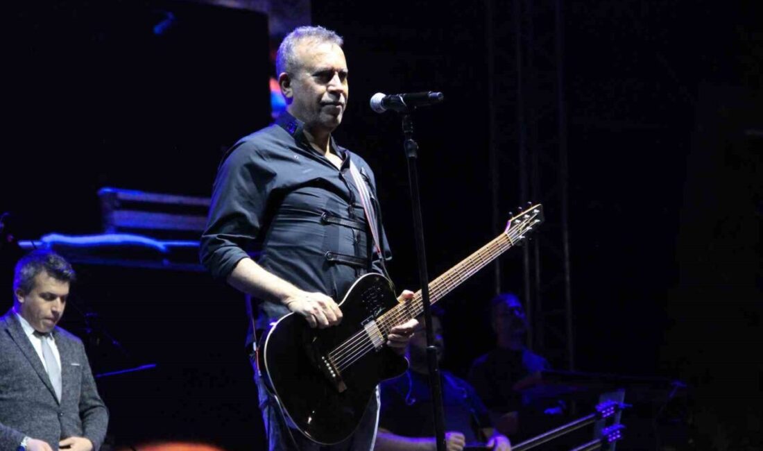 Çorum'da Haluk Levent ve Zara unutulmaz bir gece yaşattı. Belediye