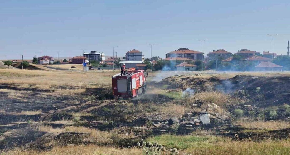Çorum’un Alaca ilçesinde çıkan örtü yangını, hızlı müdahale ile itfaiye